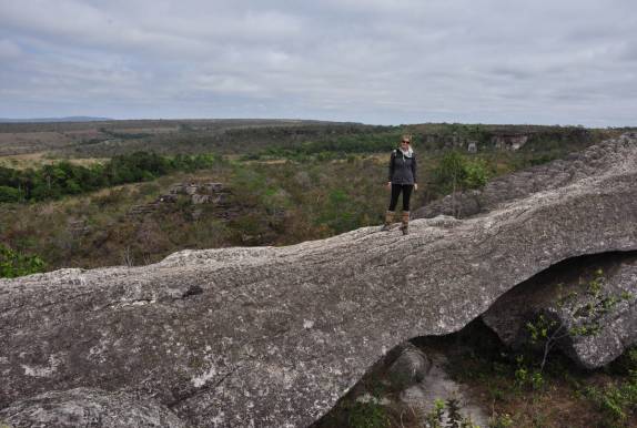 Caminhando sobre uma ponte natural de pedra, na Chapada dos Guimarães, no Mato Grosso